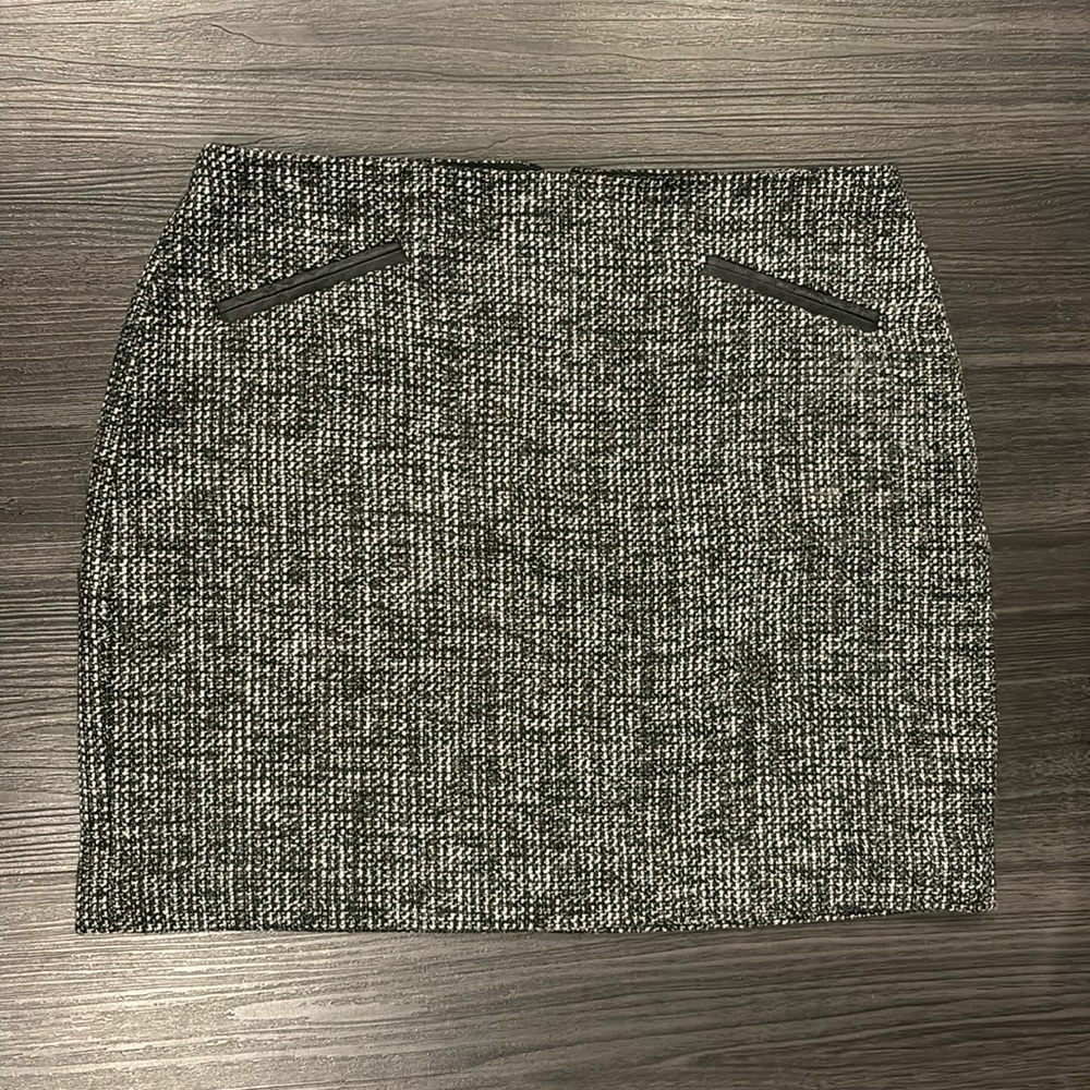 Banana Republic, lined mini skirt. Size 2 petite. Black and white